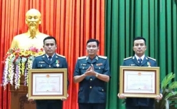 Trao Huân chương Bảo vệ Tổ quốc hạng Ba cho hai phi công vụ máy bay Yak-130 rơi