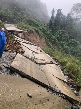 Quảng Nam: Sạt lở đất làm nhiều tuyến đường giao thông bị chia cắt