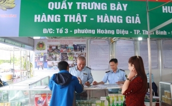 Quản lý thị trường Thái Bình trưng bày gian hàng giúp nhận diện hàng thật, hàng giả tại hội chợ