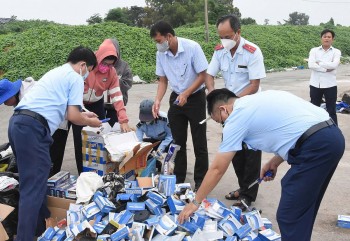 Bạc Liêu: Quản lý thị trường tổ chức tiêu hủy số lượng lớn hàng hóa vi phạm