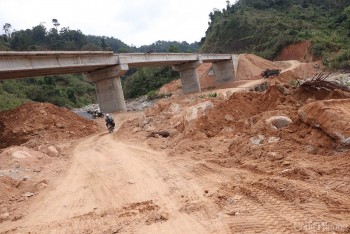 Quảng Nam: Sau 3 năm thi công, người dân vùng sạt lở vẫn chưa có đường để đi