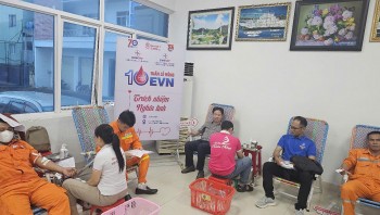 Gần 200 cán bộ công nhân viên  ngành điện Bình Định tham gia hiến máu