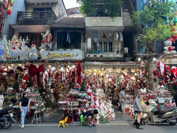 Thị trường đồ trang trí Noel 2024: Đa dạng mẫu mã, giá phải chăng