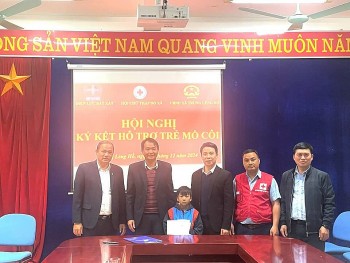 Lào Cai: Điện lực Bát Xát nhận nuôi một trẻ mồ côi