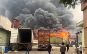 Nam Định: Công ty trong Khu công nghiệp Hòa Xá cháy lớn giữa trời mưa, khói đen mù mịt