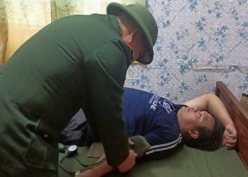 Quảng Bình: Cứu sống 14 ngư dân bị sóng đánh chìm thuyền