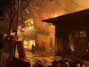 Hà Nội: Lửa thiêu rụi nhiều xưởng gỗ ở xã Hữu Bằng, huyện Thạch Thất