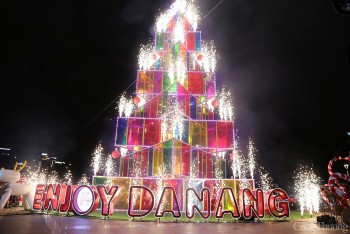 Đà Nẵng: Hàng nghìn du khách bạn trẻ hào hứng cùng thắp sáng Cây thông Ánh sáng
