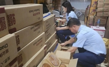 Hà Nội: Tiêu hủy gần 5.000 bánh trung thu nhập lậu