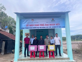 Phân bón Cà Mau trao tặng tỉnh Tây Ninh 03 căn nhà đại đoàn kết giúp hộ nghèo an cư đón Tết