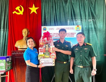 Công đoàn Khối doanh nghiệp Thương mại Trung ương tại TP. Hồ Chí Minh tặng quà nhân ngày 22/12