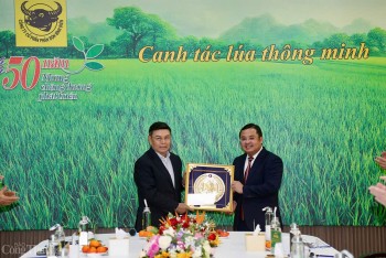 Chủ tịch Quốc hội Lào thăm doanh nghiệp sản xuất phân bón lớn của Vinachem