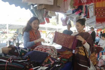 Chợ phiên Lao Bảo 'đánh thức' thương mại vùng biên giới