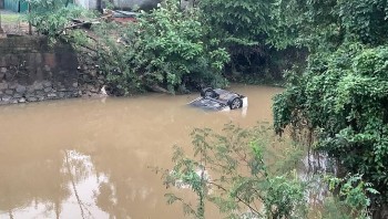 Ô tô lao xuống sông, hai người tử vong thương tâm