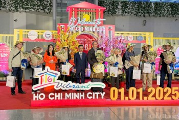 TP. Hồ Chí Minh đón khách du lịch quốc tế đầu tiên