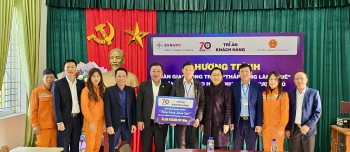 PC Sơn La: Trao tặng công trình thắp sáng đường quê