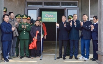 Bàn giao căn nhà đầu tiên cho người dân xã A Lù
