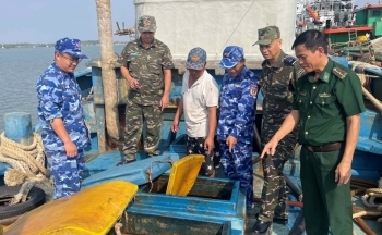 Bắt tàu cá vận chuyển 50.000 lít dầu không rõ nguồn gốc