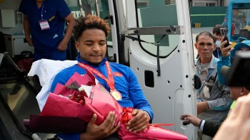 Hình ảnh đội tuyển Việt Nam 'cập bến' sân bay Nội Bài