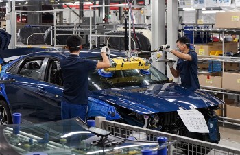 Ô tô sản xuất trong nước và nhập khẩu tháng 12 giảm