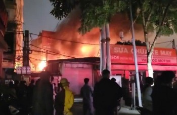 Hà Nội: Cháy lan nhiều nhà trên đường Hồ Tùng Mậu