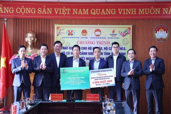 Bộ trưởng Nguyễn Hồng Diên thăm, tặng quà Tết hộ nghèo, người lao động tại Thái Bình