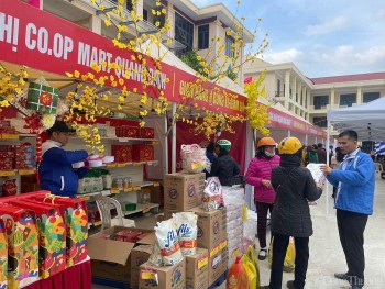Quảng Bình: Ấm áp phiên chợ công đoàn trước thềm năm mới