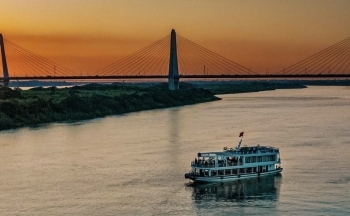 Đánh thức tiềm năng du lịch sông Hồng