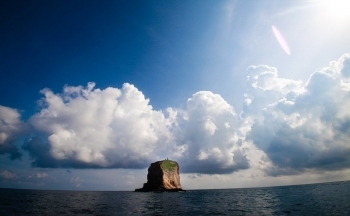 Thời tiết biển hôm nay 14/1: Giữa-Nam Biển Đông có mưa rào