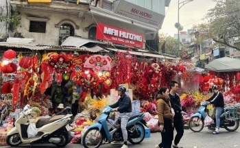 Thị trường đồ trang trí Tết 'made in VietNam' hút khách