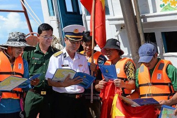 Hải quân Việt Nam nỗ lực gỡ ‘Thẻ vàng’ IUU