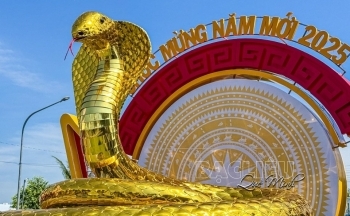 Linh vật năm 2025: Rắn 'thiếu nhi', rắn mặc vest gây bão cộng đồng mạng