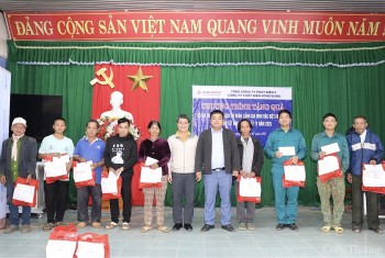 Công ty Thủy điện Sông Bung tặng quà Tết cho hộ nghèo