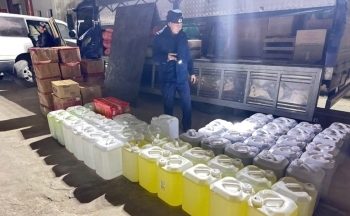 Hà Giang: Tạm giữ gần 1.000 lít rượu và thực phẩm không rõ nguồn gốc