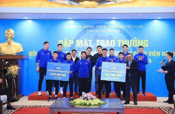Hà Nội trao thưởng cho đội tuyển bóng đá Việt Nam