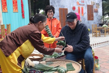 Đà Nẵng: Du khách quốc tế hào hứng trải nghiệm Tết Việt