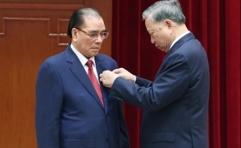 Nguyên Tổng Bí thư Nông Đức Mạnh và nguyên Thủ tướng Nguyễn Tấn Dũng nhận Huân chương Sao vàng