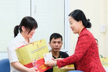 Đà Nẵng: Người lao động phấn khởi nhận quà Tết