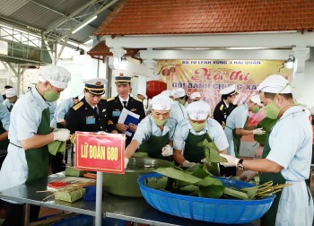 Chiến sĩ Vùng 3 Hải quân trổ tài gói bánh chưng xanh
