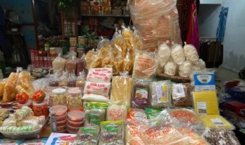 Thực phẩm khô đắt hàng dịp Tết Nguyên đán