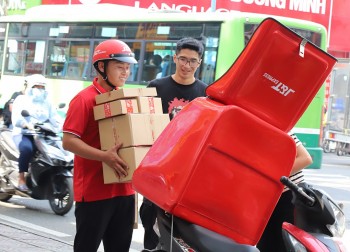 Cần sự cảm thông và ứng xử văn hóa với các shipper