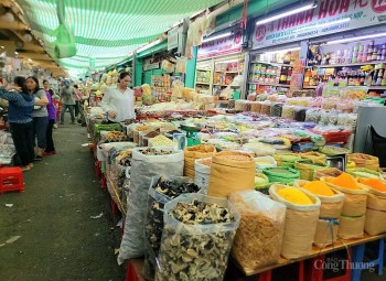 TP. Hồ Chí Minh: Chợ truyền thống vắng khách dịp Tết