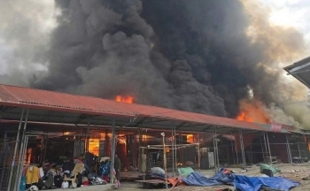 Hà Giang: Cháy chợ trung tâm huyện Yên Minh, lửa ngùn ngụt