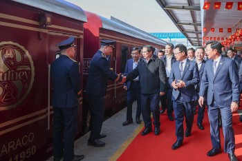 Thủ tướng tham quan 'Chuyến tàu Xuân' của ngành đường sắt