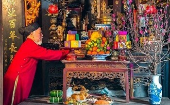 Giao thừa năm Ất Tỵ kiêng cúng gà để tránh 'cõng rắn' là không đúng
