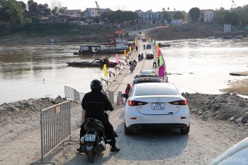 Cầu phao Phong Châu nhộn nhịp ngày 29 Tết