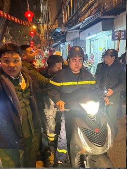 Hà Nội: Cứu thoát 3 người trong vụ cháy đêm giao thừa