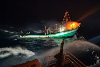 Cháy tàu cá trên biển, không có thiệt hại về người