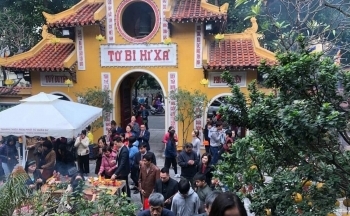 Người dân nô nức đi lễ chùa ngày mùng 2 Tết