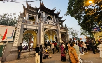 Người dân nô nức đi lễ Phủ Tây Hồ dịp đầu năm